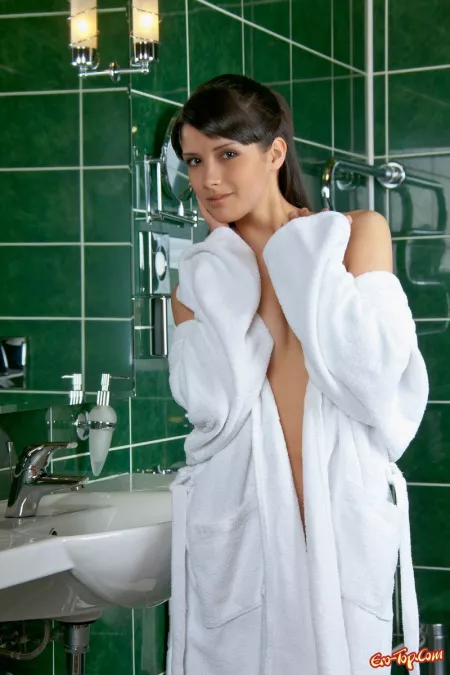 Ванная фотосессия: изысканный портрет молодой девушки