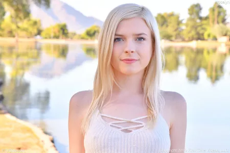 Радостная Jocelyn Sweets принимает фотосессию