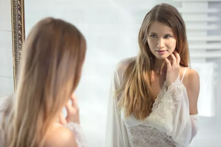 Радостная невеста Стелла в домашней обстановке