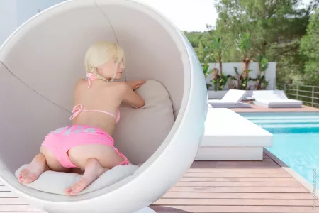 Летнее веселье с улыбающейся Piper Perri