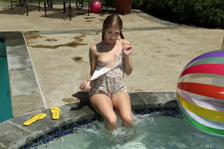 Летний восторг над бассейном