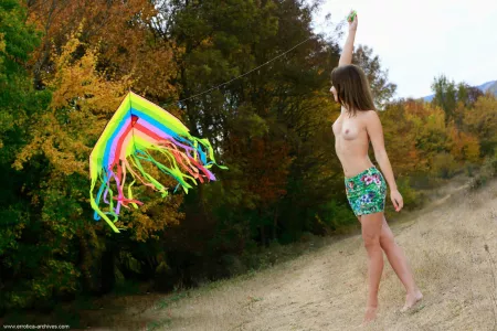 Летний весельчак в лесу