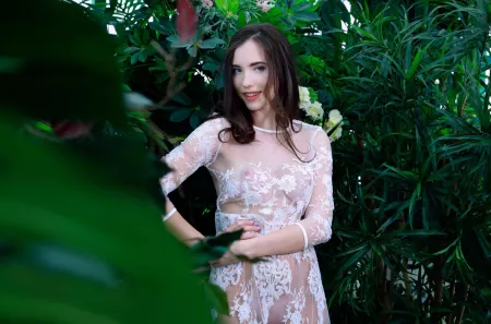 Летняя элегантность: обнаженная красота Веланы