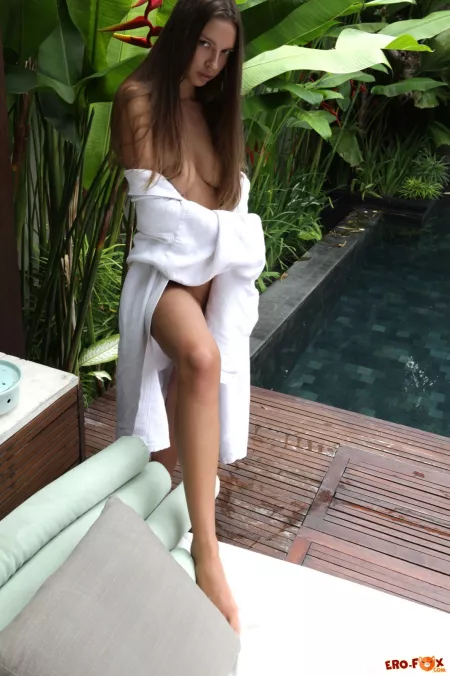 Летний день в бассейне: эротическая фотосессия