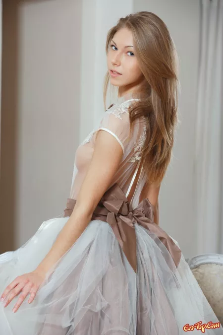 Изящная блондинка в эротическом фотосете